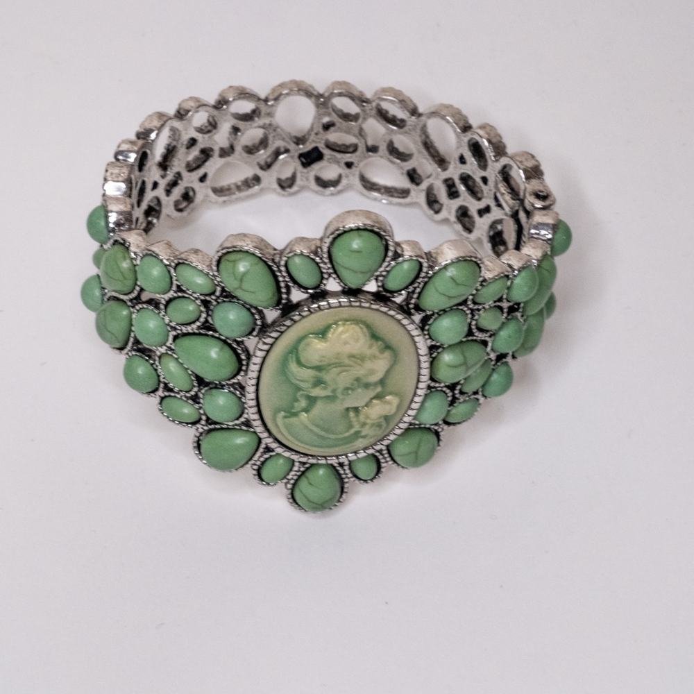 Cameo Green Howlite Bangle in Silverstone.